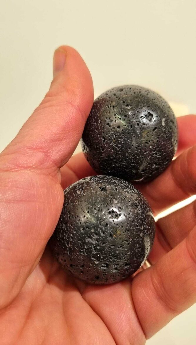 Akmens antistresa bumbiņas VULKANISKĀ LAVA 4cm 2 gab. Litoterapijas bumbiņas