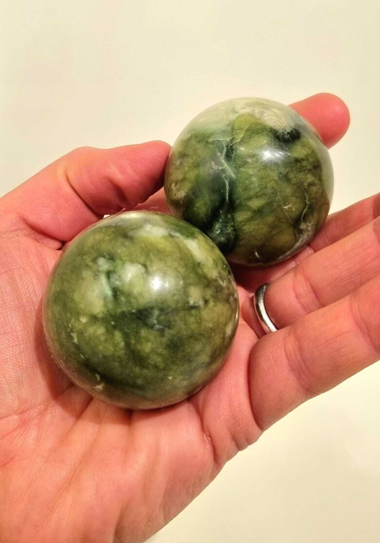 Akmens antistresa bumbiņas ZAĻAIS NEFRĪTS 5cm 2 gab. Litoterapijas bumbiņas