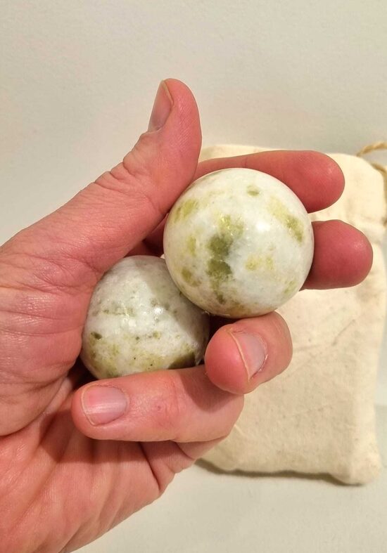 Akmens antistresa bumbiņas GAIŠAIS NEFRĪTS 4cm 2 gab. Litoterapijas bumbiņas