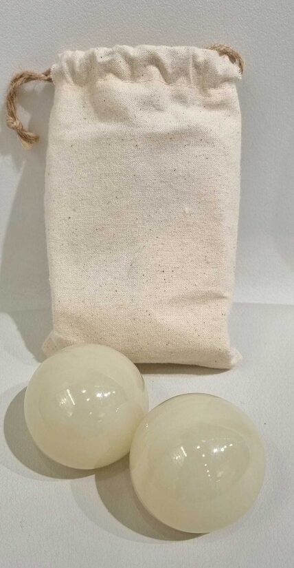 Akmens antistresa bumbiņas PIENA BALTAIS NEFRĪTS 5cm 2 gab. Litoterapijas bumbiņas