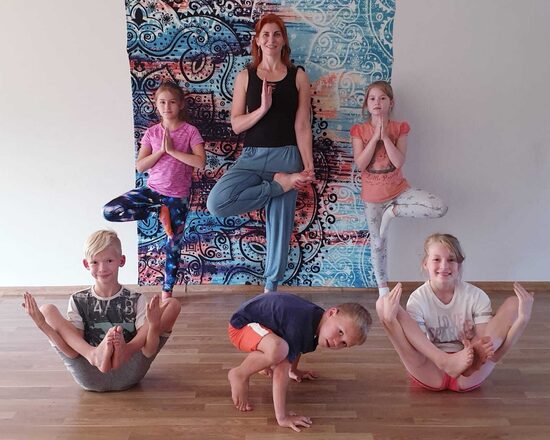 Bērnu Jogas pasniedzēju kurss. Ieraksts LV. Apliecība par kursa apgūšanu.