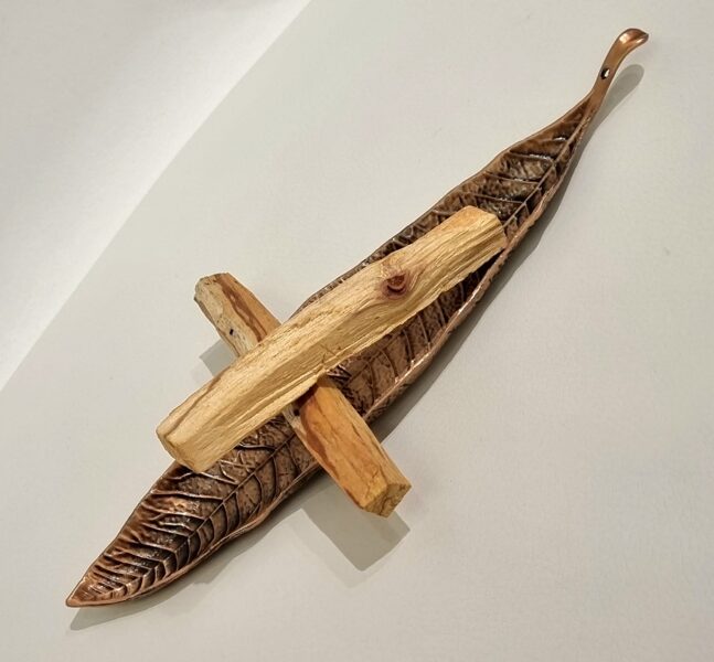 PALO SANTO (10cm) 1gab.bez paliktņa- ENERĢIJAS ATTĪRĪŠANAS SVĒTAIS KOKS (paredzēts kvēpināšanai)